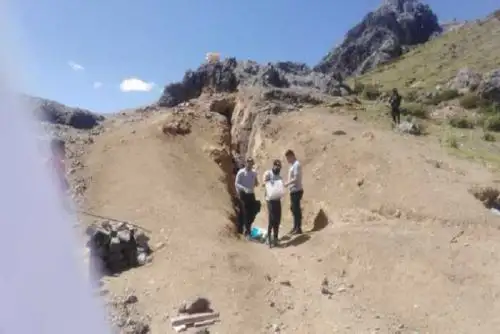 Las labores ilícitas generaron el vertimiento de aguas residuales del interior de la mina, sin ningún tratamiento, hacia un humedal de altura que estaba compuesto por una pradera nativa poco extensa.