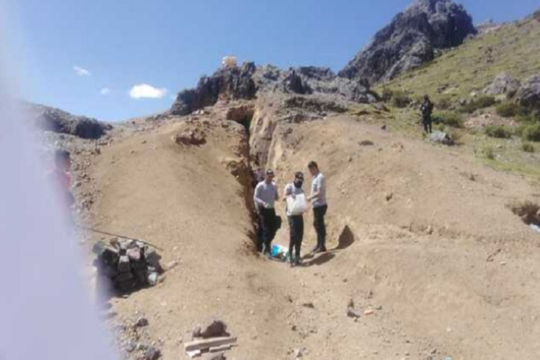 Investigan contaminación de humedal con aguas residuales de mina en Huancavelica