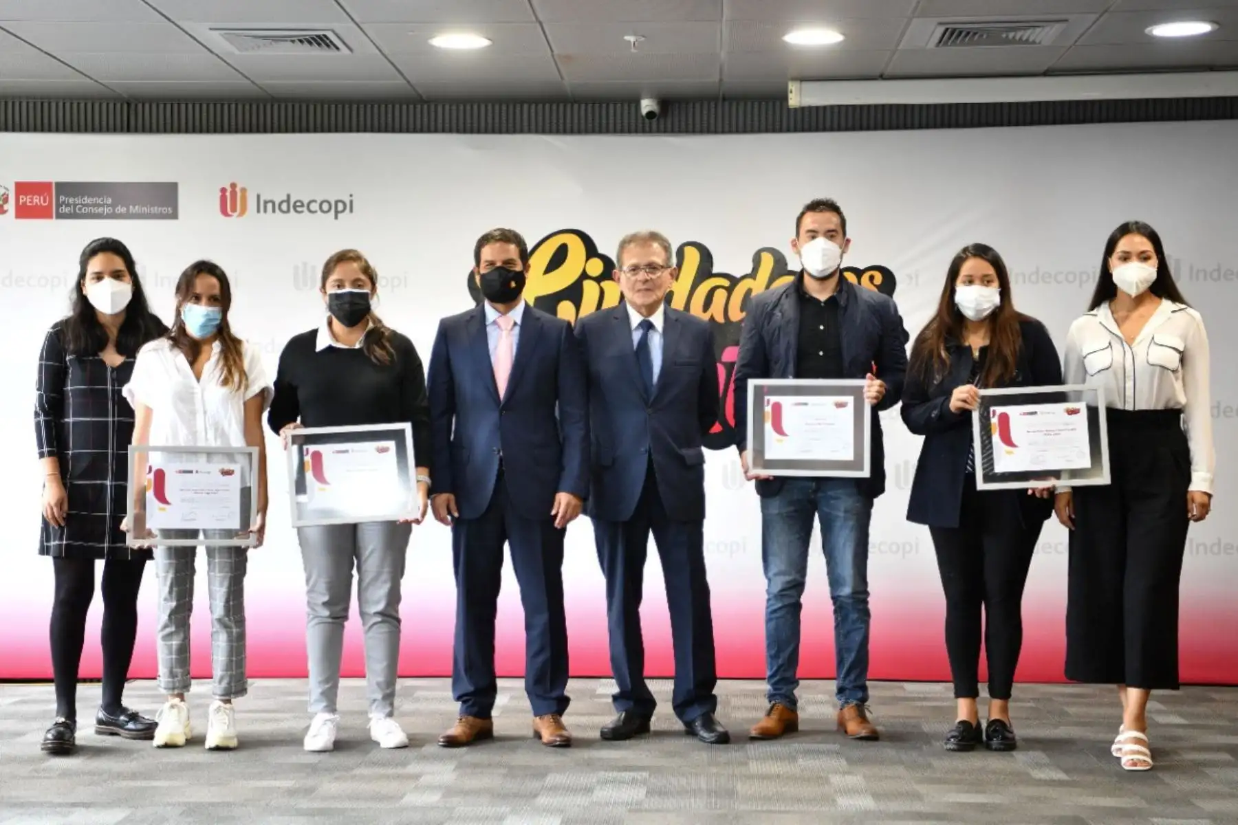 Jóvenes reconocidos recibieron un diploma y fueron incluidos en un catálogo digital con sus historias de éxito.