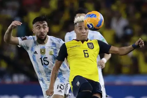 “La última esperanza de ir a Qatar: Chile inicia gestiones para reclamar posible inscripción irregular de futbolista de Ecuador”, titulaba La Tercera de Chile al inicio de la jornada. Foto: AFP