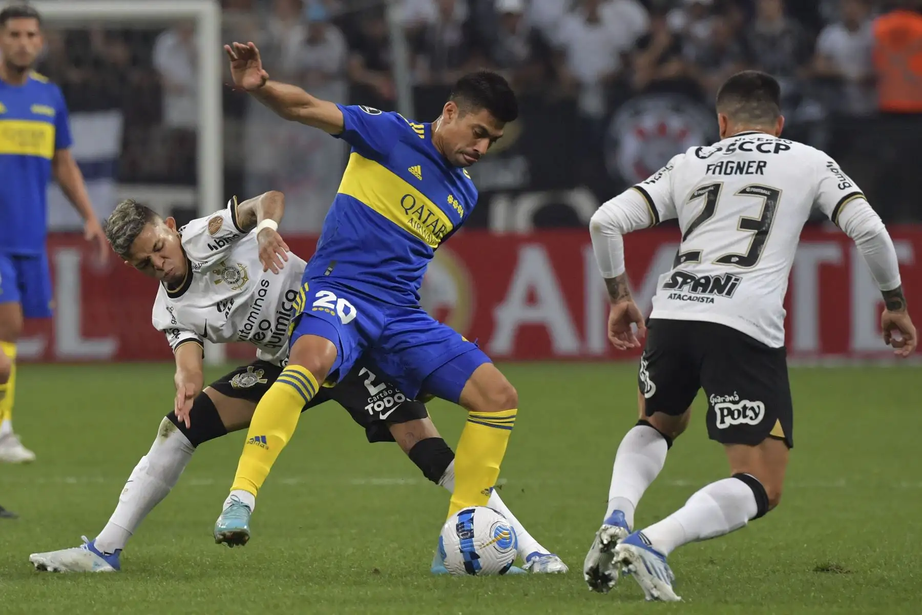 El brasileño Corinthians Adson  y el argentino Boca Juniors Juan Ramírez  compiten por el balón durante su partido de fútbol de la fase de grupos de la Copa Libertadores.
Foto: AFP