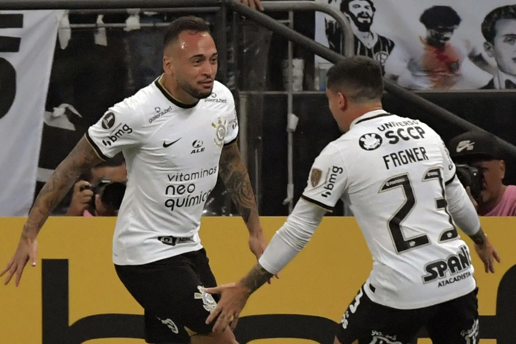 El brasileño Corinthians Maycon  celebra después de anotar contra el Boca Juniors de Argentina durante el partido de fútbol por Copa Libertadores.
Foto: AFP