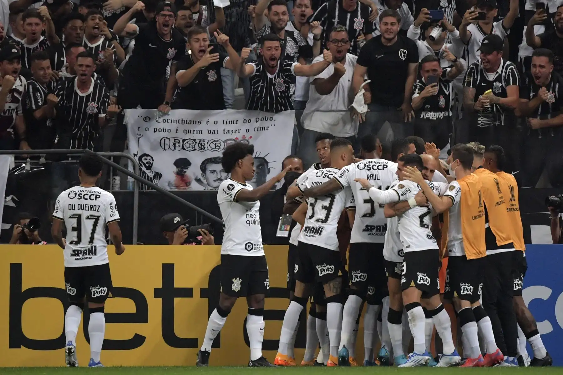 Los jugadores del Corinthians de Brasil celebran después de anotar contra el Boca Juniors de Argentina durante el partido de fútbol por la Copa Libertadores.
Foto: AFP
