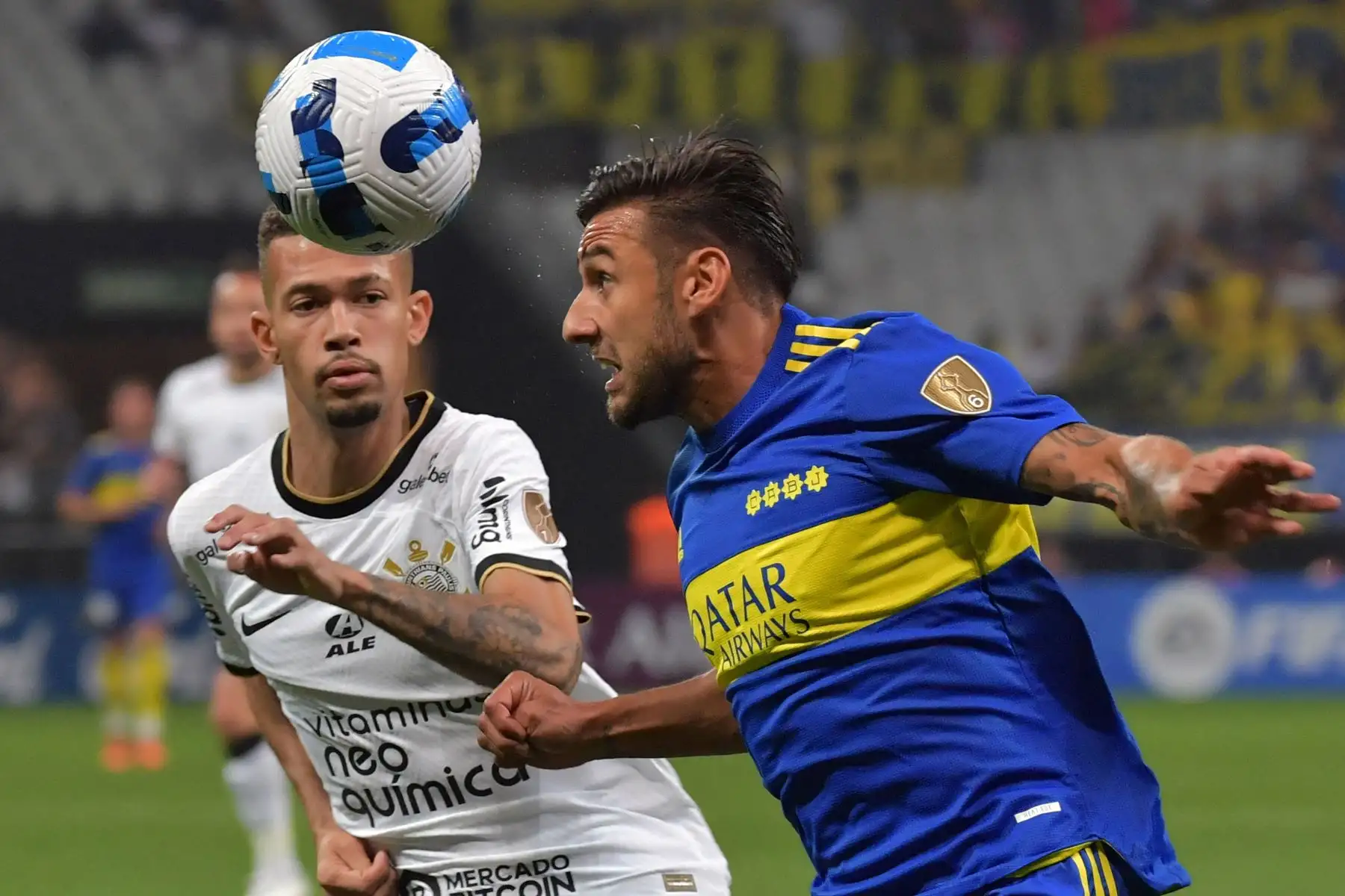 El brasileño Corintios Joao Víctor  y el argentino Eduardo Salvio de Boca Juniors compiten por el balón durante el partido de fútbol por la Copa Libertadores.
Foto: AFP