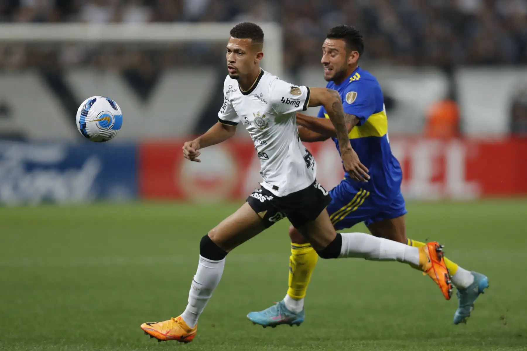 João Victor  de Corinthians disputa el balón con Eduardo Salvio de Boca Juniors, en un partido de la Copa Libertadores.
Foto: EFE