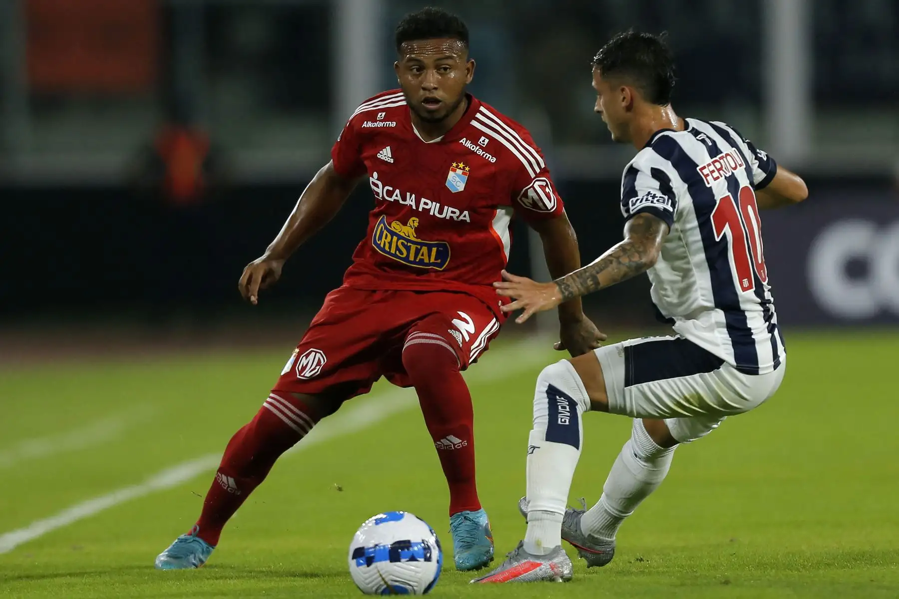 Johan Madrid de Sporting Cristal  de Perú y Héctor Fertoli  de Talleres de Córdoba  compiten por el balón durante su partido de fútbol de la fase de grupos de la Copa Libertadores.
Foto: AFP
