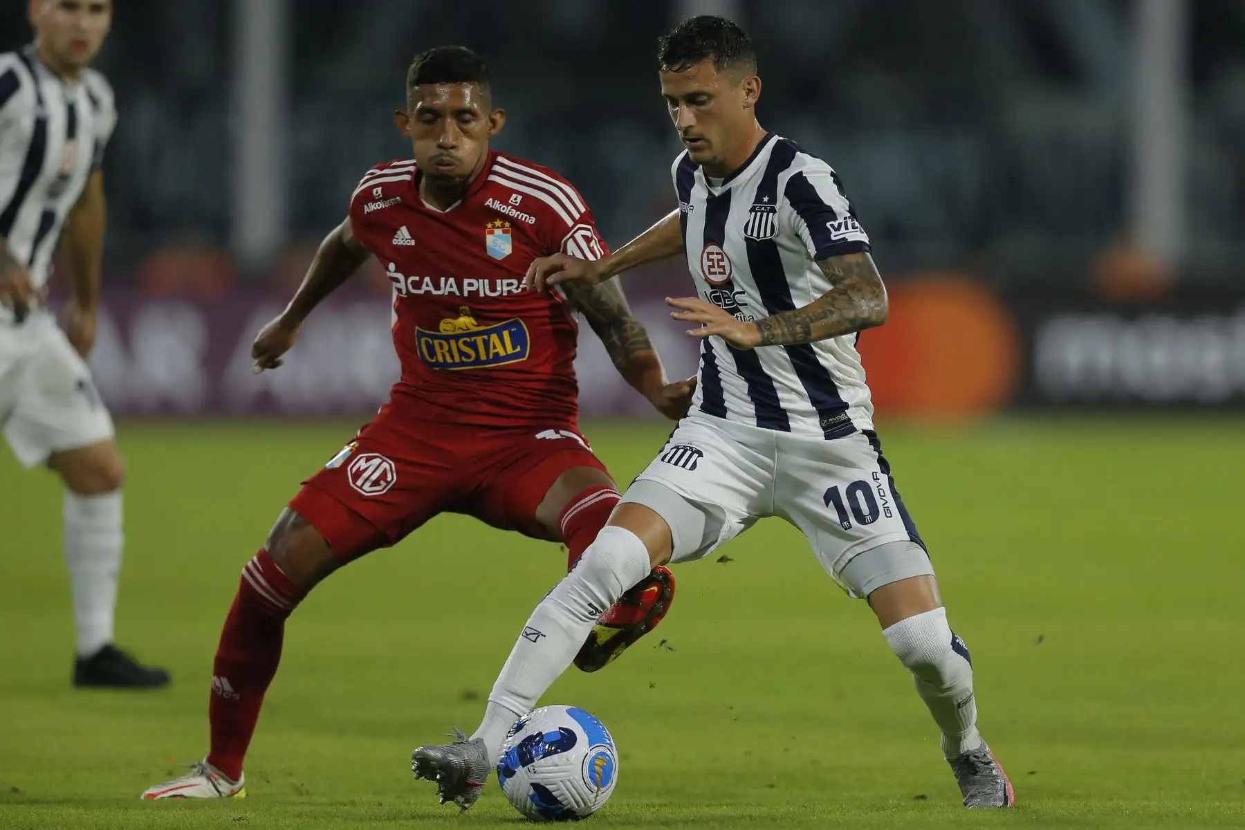 Héctor Fertoli de Talleres de Córdova   compite con el jugador de  Sporting Cristal durante el partido de fútbol por la Copa Libertadores.
Foto: AFP