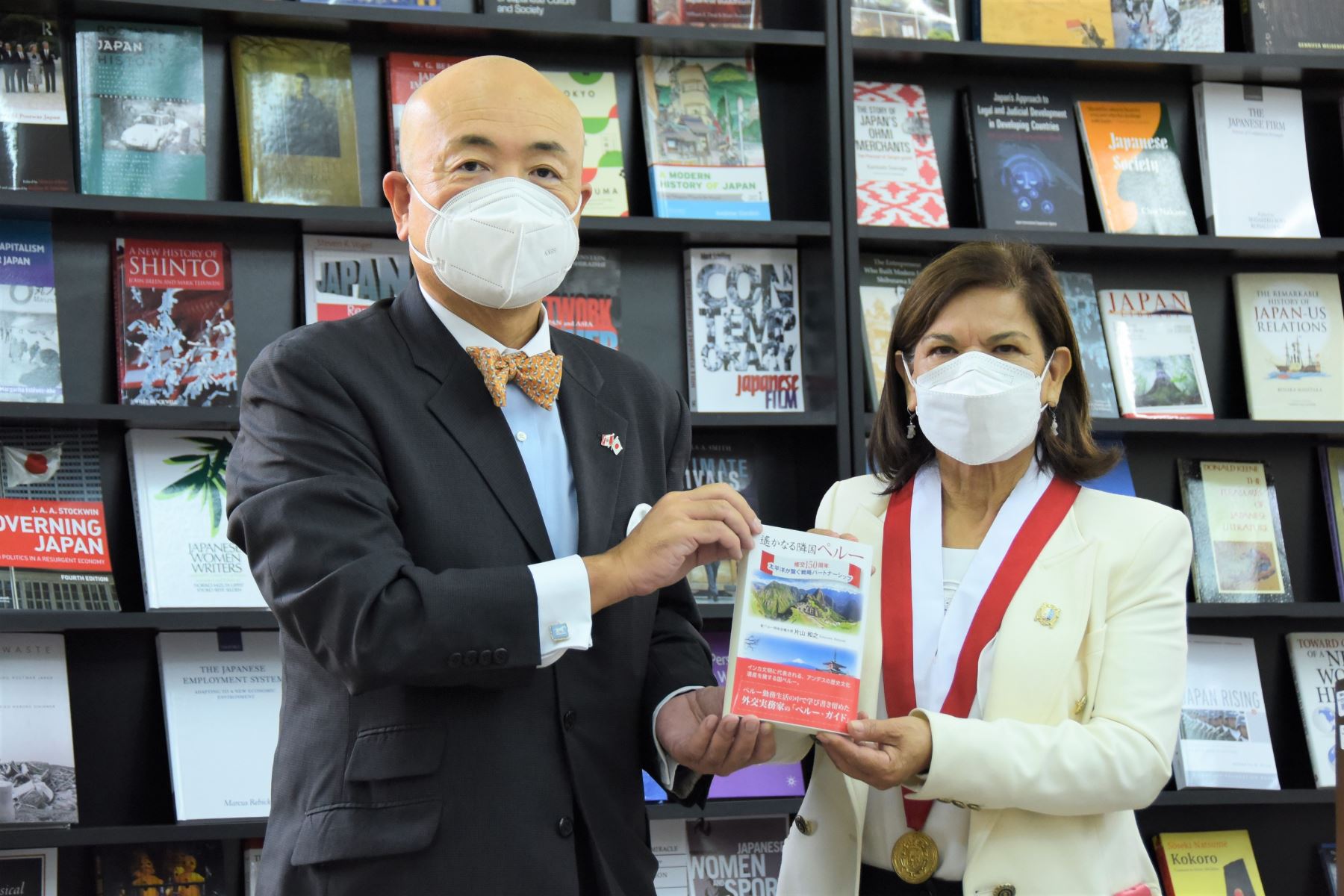 El embajador Kazuyuki Katayama y la rectora Jeri Ramón participaron en el acto de entrega de donación de libros.