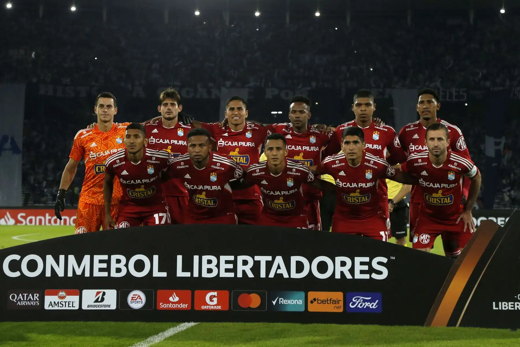 Los jugadores de Sporting Cristal de Perú posan para una fotografía antes de su partido de fútbol de la fase de grupos de la Copa Libertadores contra Talleres Córdoba de Argentina, en el estadio Mario Alberto Kempes de Córdoba, Argentina.
Foto: AFP