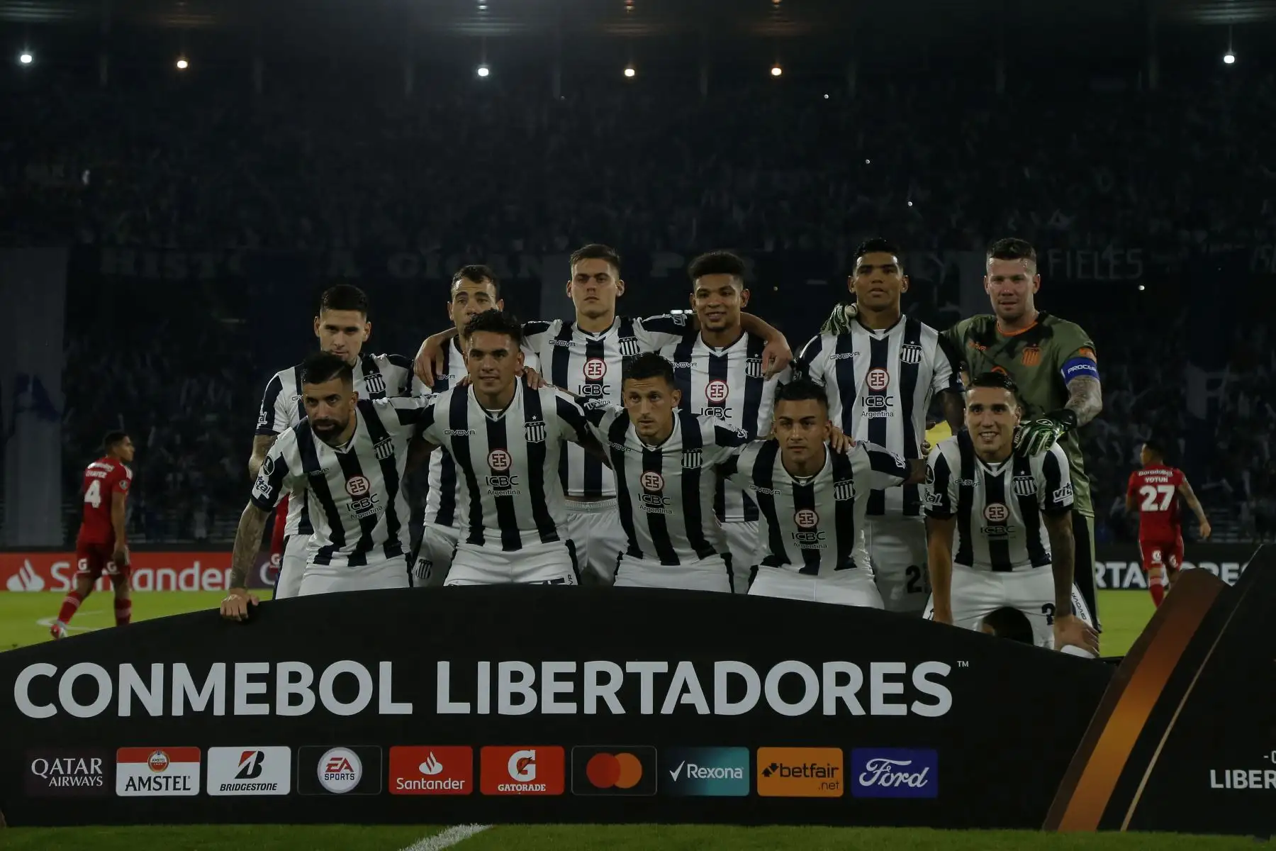 Los jugadores de Talleres Córdoba de Argentina posan para una fotografía antes de su partido de fútbol de la fase de grupos de la Copa Libertadores contra Sporting Cristal de Perú, en el estadio Mario Alberto Kempes de Córdoba.
Foto: AFP