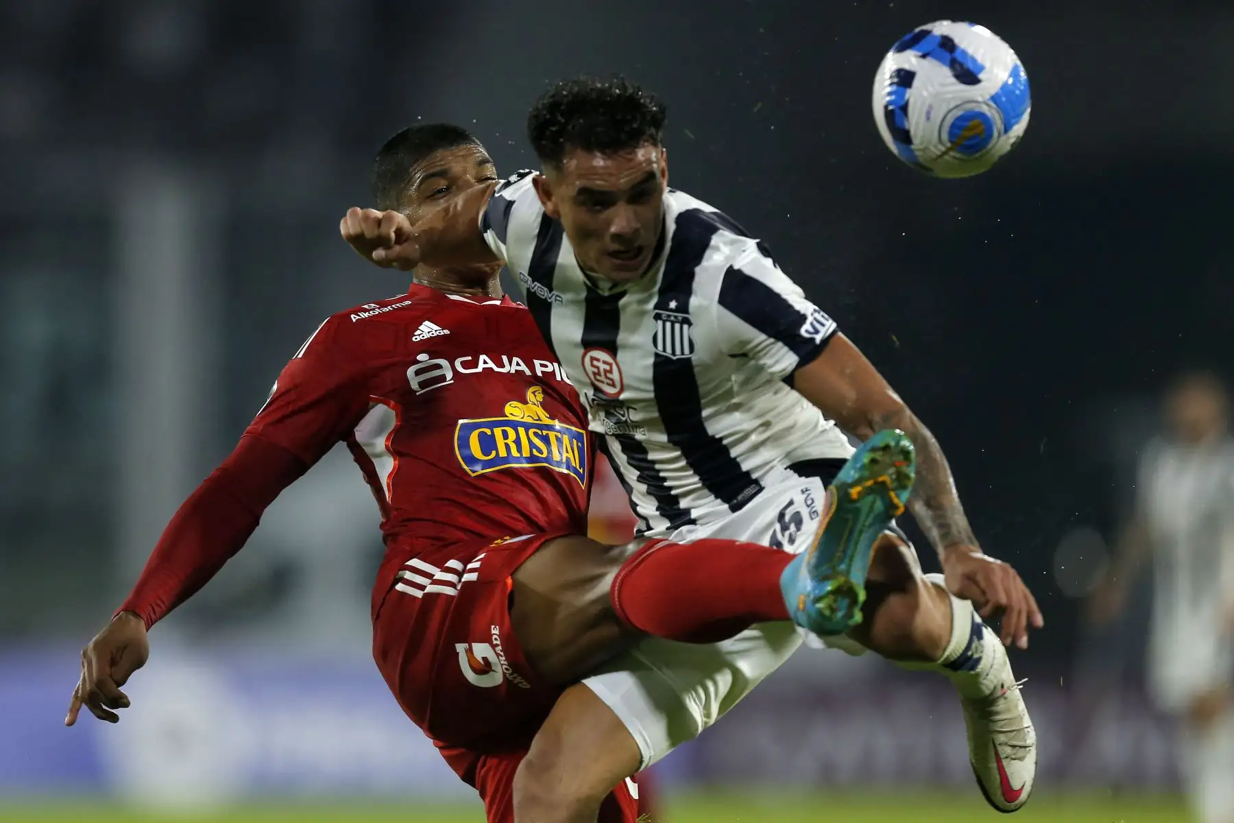 Carlos Liza de Sporting Cristal y Enzo Díaz  de  Talleres de Córdoba  compiten por el balón durante el partido de fútbol por la Copa Libertadores.
Foto: AFP