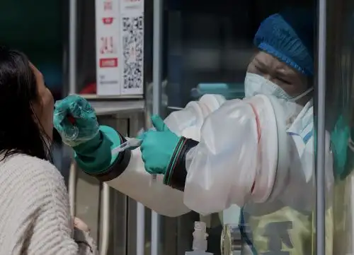 Según las cuentas de la institución, desde el inicio de la pandemia, se infectaron 207.081 personas en el país y fallecieron 4.876. Foto: AFP
