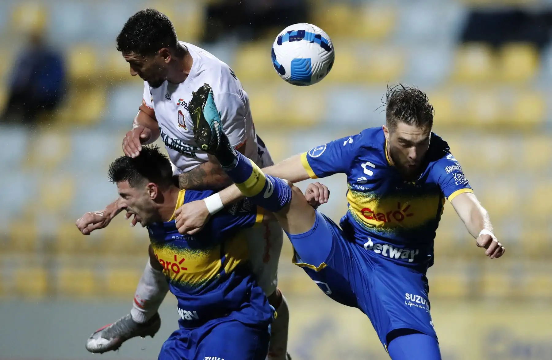 Los argentinos del Everton de Chile, Lucas Di Yorio (L) y Diego Oyarzun (R) compiten por el balón con el Ayacucho Hugo Magallanes (C) de Perú durante su partido de fútbol de la fase de grupos de la Copa Sudamericana, en el estadio Sausalito en Viña del Mar, Chile, el 26 de abril. , 2022.
Foto: ANDINA/ AFP