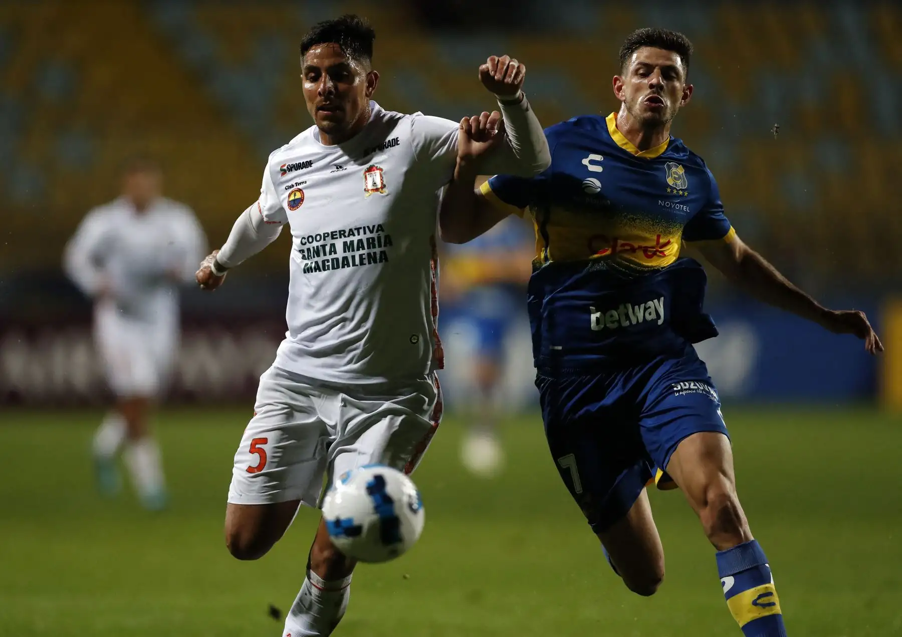 El ayacucho Francisco Duclos (izquierda) de Perú y el argentino del Everton de Chile Lucas Di Yorio (derecha) compiten por el balón durante su partido de fútbol de la fase de grupos de la Copa Sudamericana, en el estadio Sausalito de Viña del Mar, Chile, el 26 de abril de 2022.
Foto: ANDINA/ AFP