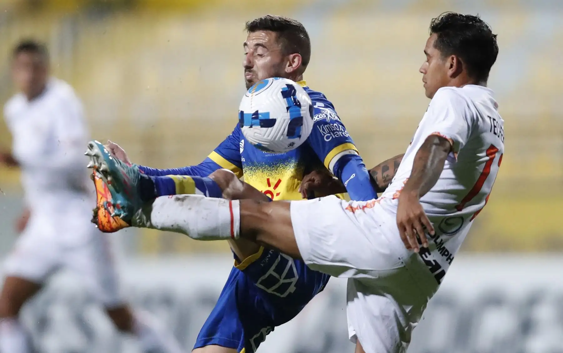 El argentino-mexicano del Everton de Chile Juan Cuevas (izquierda) y el ayacucho Cristian Techera (derecha) de Perú compiten por el balón durante su partido de fútbol de la fase de grupos de la Copa Sudamericana, en el estadio Sausalito en Viña del Mar, Chile, el 26 de abril de 2022.
Foto: ANDINA/ AFP