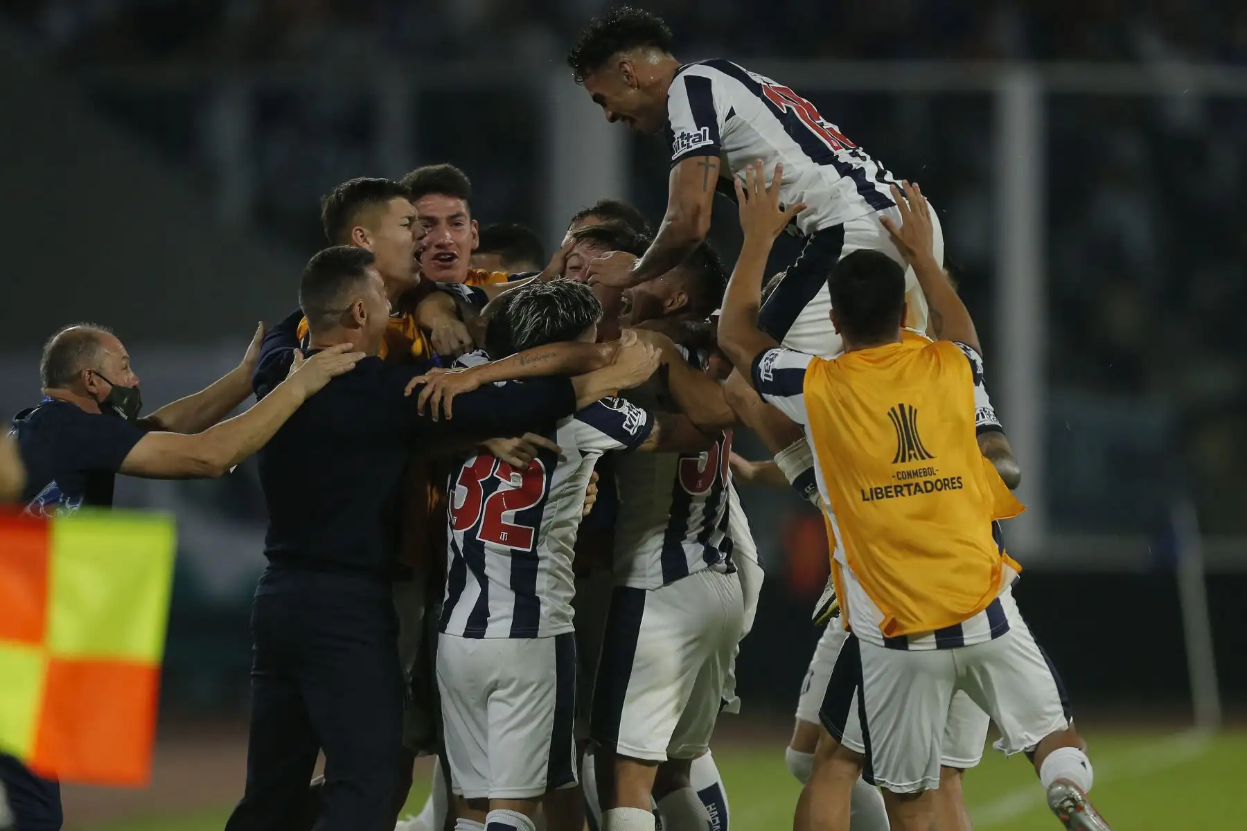 El italiano Matías Esquivel de Talleres de Córdoba celebra con sus compañeros después de anotar contra el Sporting Cristal de Perú durante su partido de fútbol de la fase de grupos de la Copa Libertadores.
Foto: AFP