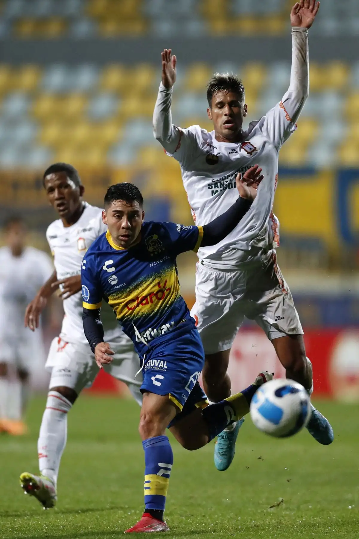 Everton Cesar Valenzuela (L) de Chile y Eric Barrios (R) de Ayacucho de Perú compiten por el balón durante su partido de fútbol de la fase de grupos de la Copa Sudamericana, en el estadio Sausalito en Viña del Mar, Chile, el 26 de abril de 2022.
 Foto: ANDINA/ AFP