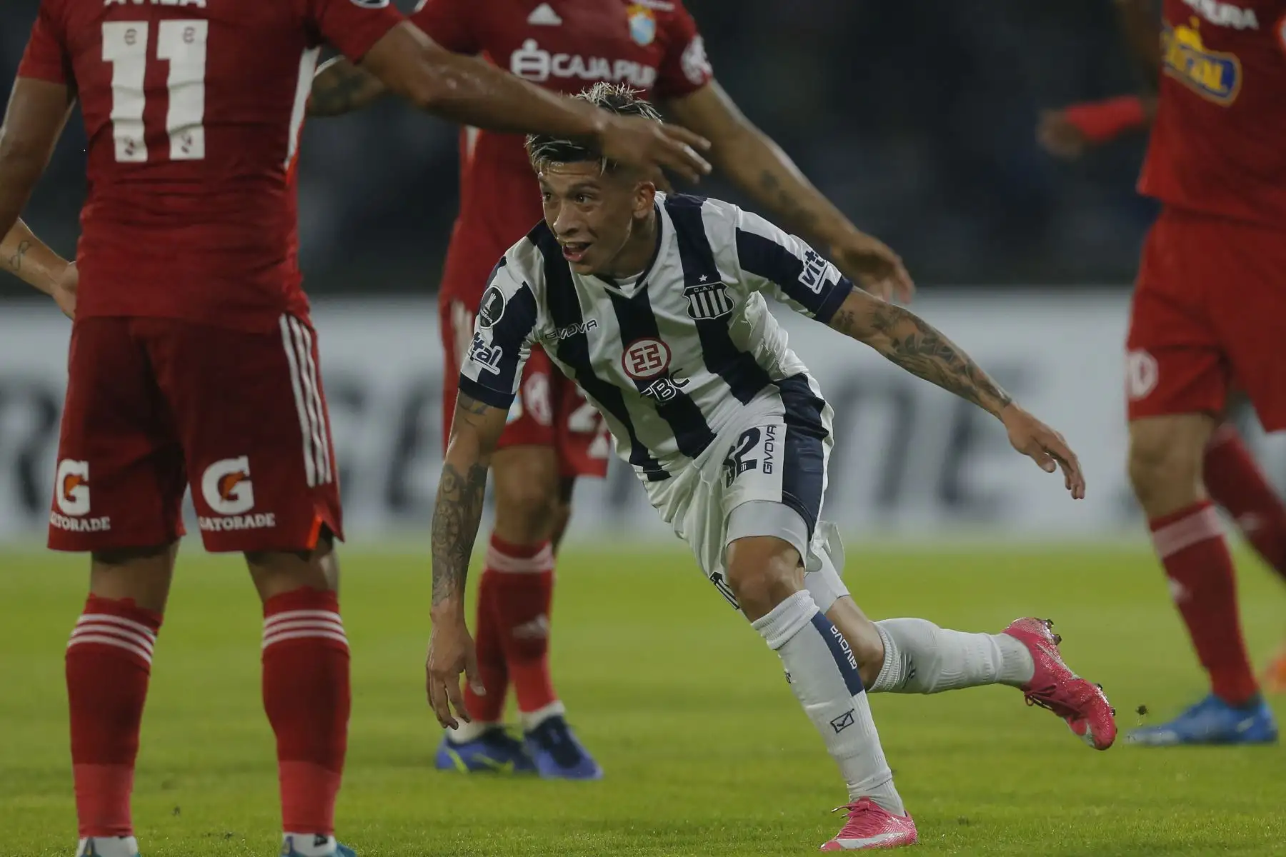 El Jjugador Matías Esquivel de Talleres de Córdoba celebra después de anotar contra el Sporting Cristal de Perú durante su partido de fútbol por la Copa Libertadores.
Foto: AFP
