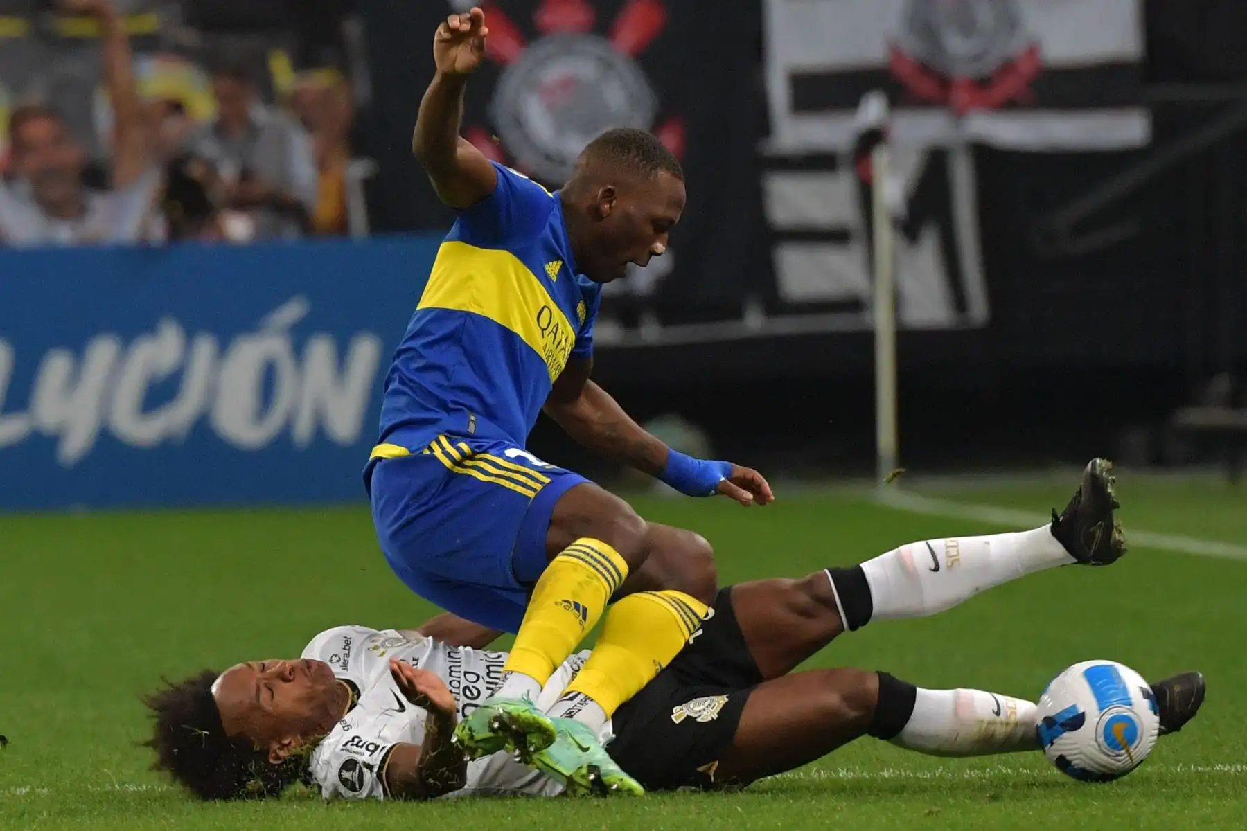 El brasileño Corintios Willian  y el peruano Luis Advíncula de Boca Juniors  compiten por el balón durante el partido de fútbol por la Copa Libertadores.
Foto: AFP