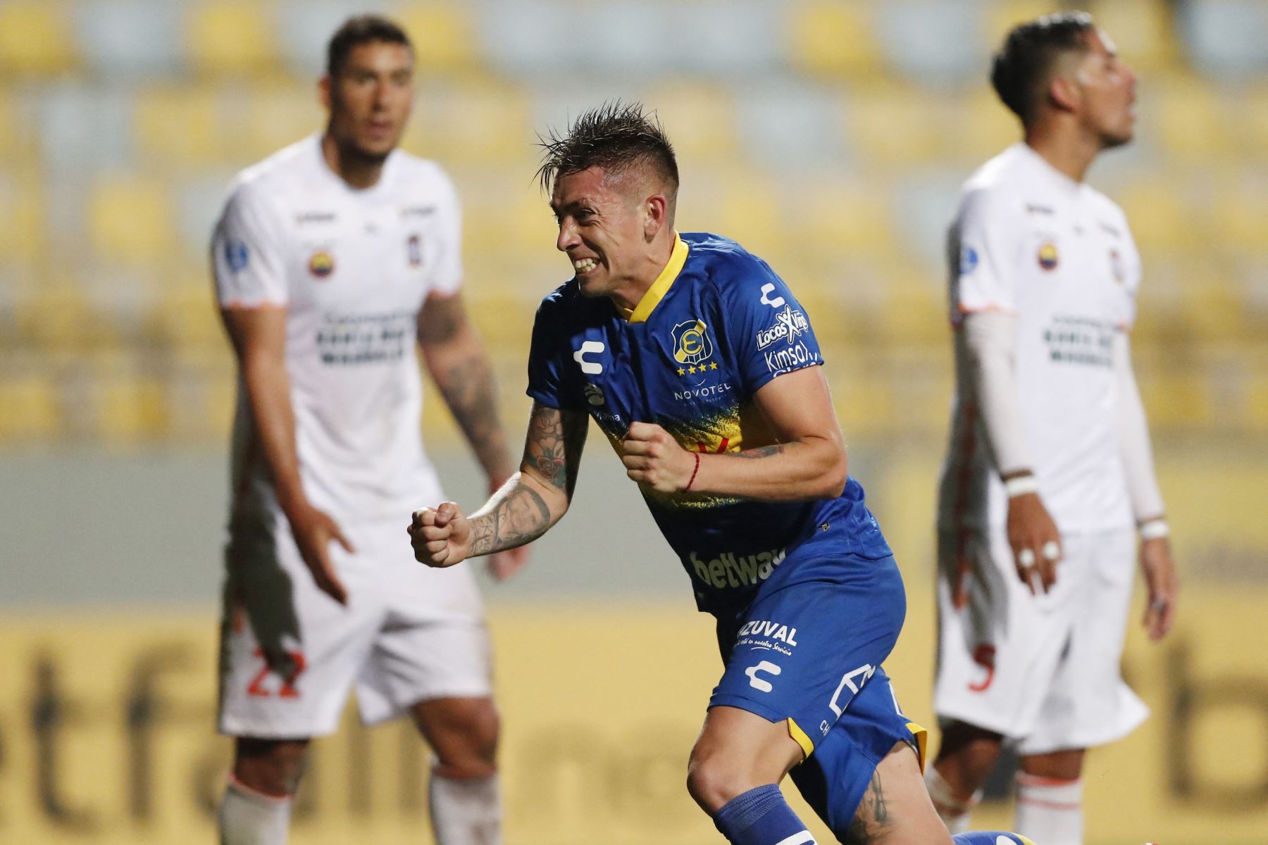 Everton no decayó en su ánimo por seguir apretando a los peruanos y tras un centro fuera del área, nuevamente Echeverría conectó de cabeza y venció a Vidal para darle el triunfo a los chilenos. Foto: AFP