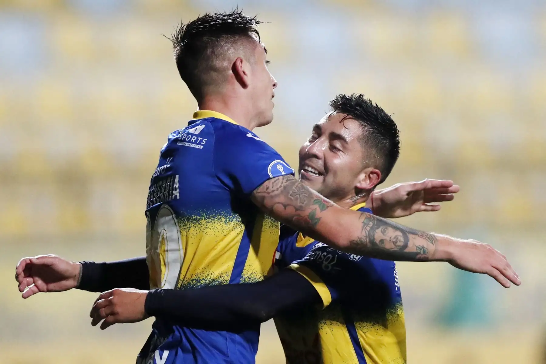 Rodrigo Echeverría (L) de Everton de Chile celebra después de anotar contra Ayacucho de Perú durante su partido de fútbol de la fase de grupos de la Copa Sudamericana, en el estadio Sausalito en Viña del Mar, Chile, el 26 de abril de 2022.
Foto: ANDINA/ AFP
