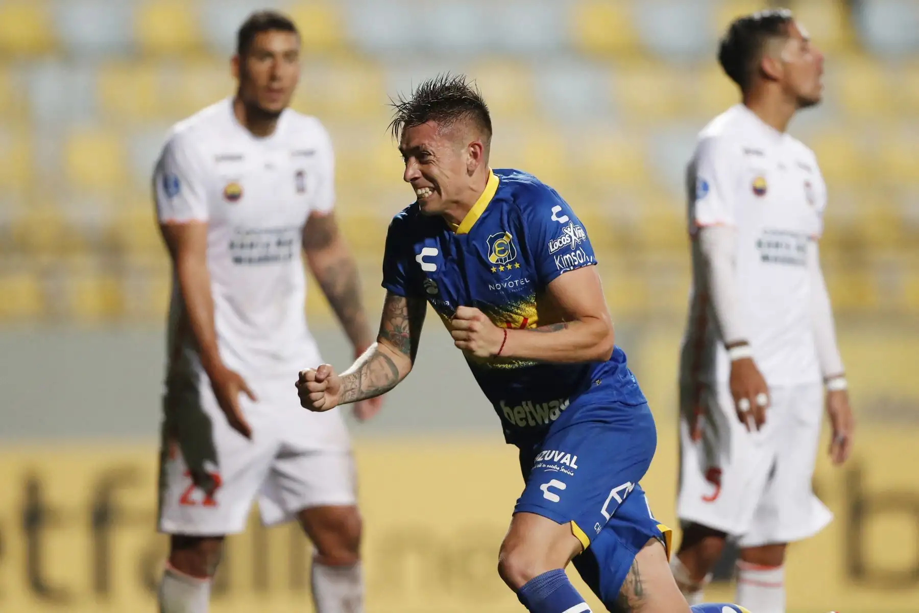 Rodrigo Echeverría de Everton de Chile celebra después de anotar contra Ayacucho de Perú durante su partido de fútbol de la fase de grupos de la Copa Sudamericana, en el estadio Sausalito en Viña del Mar, Chile, el 26 de abril de 2022.
Foto: ANDINA/ AFP
