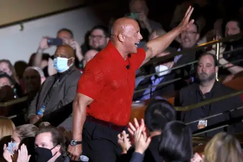 Johnson sorprendió a los asistentes al fingir que hablaba desde Hawái en un video, para luego aparecer de repente en un salón del Caesars Palace. Foto: AFP