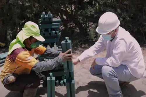 Investigadores de la Universidad de Piura (UDEP) desarrollaron un proyecto pionero en Perú que reutiliza el plástico residual de los cultivos de banano orgánico de esa región para crear ladrillos y otras piezas de construcción para edificar estructuras arquitectónicas amigables con el medioambiente.