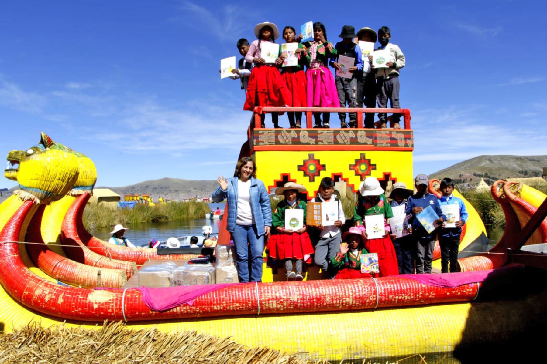 Continúa la campaña cultural de la BNP en el lago Titicaca y centros poblados de Puno. ANDINA/Difusión