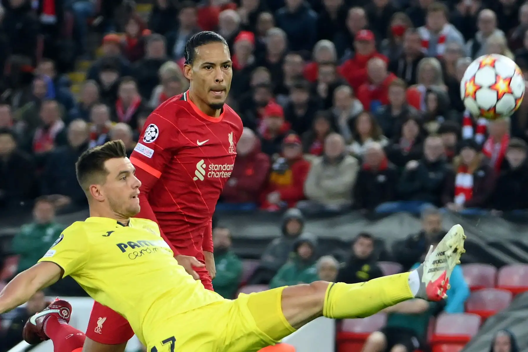 El centrocampista argentino del Villarreal, Giovani Lo Celso, controla el balón junto al defensor holandés del Liverpool, Virgil van Dijk, durante el partido de ida de la semifinal de la Liga de Campeones de la UEFA entre el Liverpool y el Villarreal. Foto: AFP