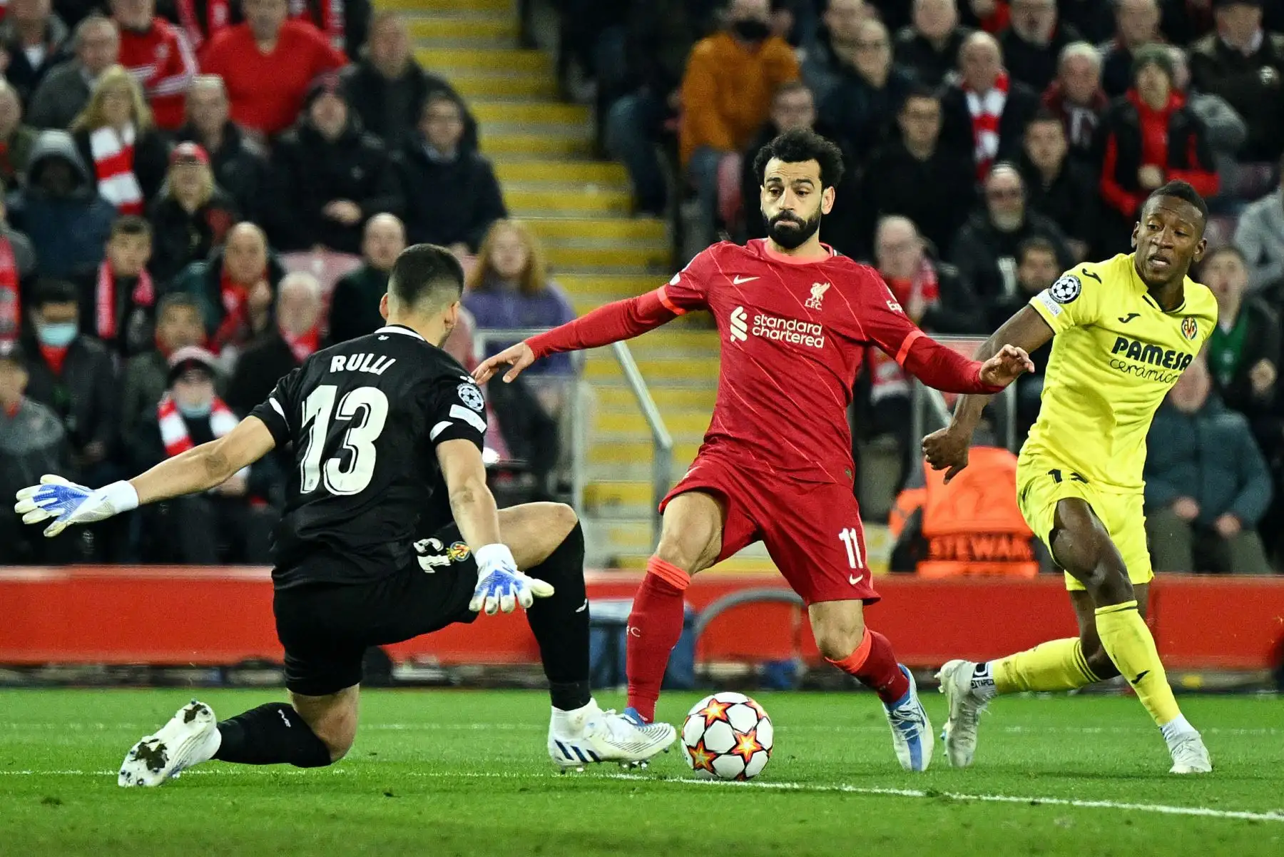 El mediocampista egipcio del Liverpool, Mohamed Salah, lucha por el balón con el portero argentino del Villarreal, Geronimo Rulli, y no logra anotar durante el partido de ida de la semifinal de la Liga de Campeones de la UEFA entre el Liverpool y el Villarreal. Foto: AFP
