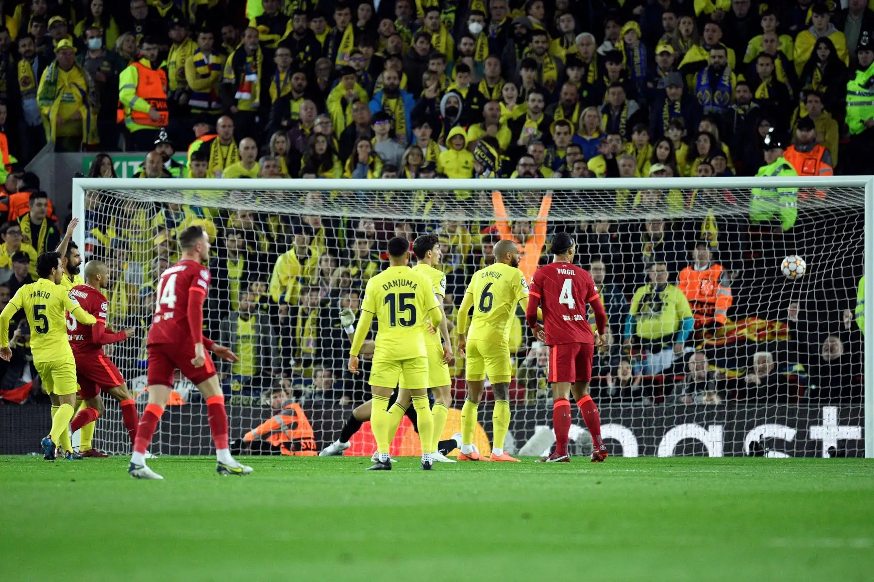 El mediocampista brasileño del Liverpool, Fabinho, supera al portero argentino del Villarreal, Geronimo Rulli, pero será cancelado debido a una posición de fuera de juego durante el partido de ida de la semifinal de la Liga de Campeones de la UEFA entre el Liverpool y el Villarreal. Foto: AFP