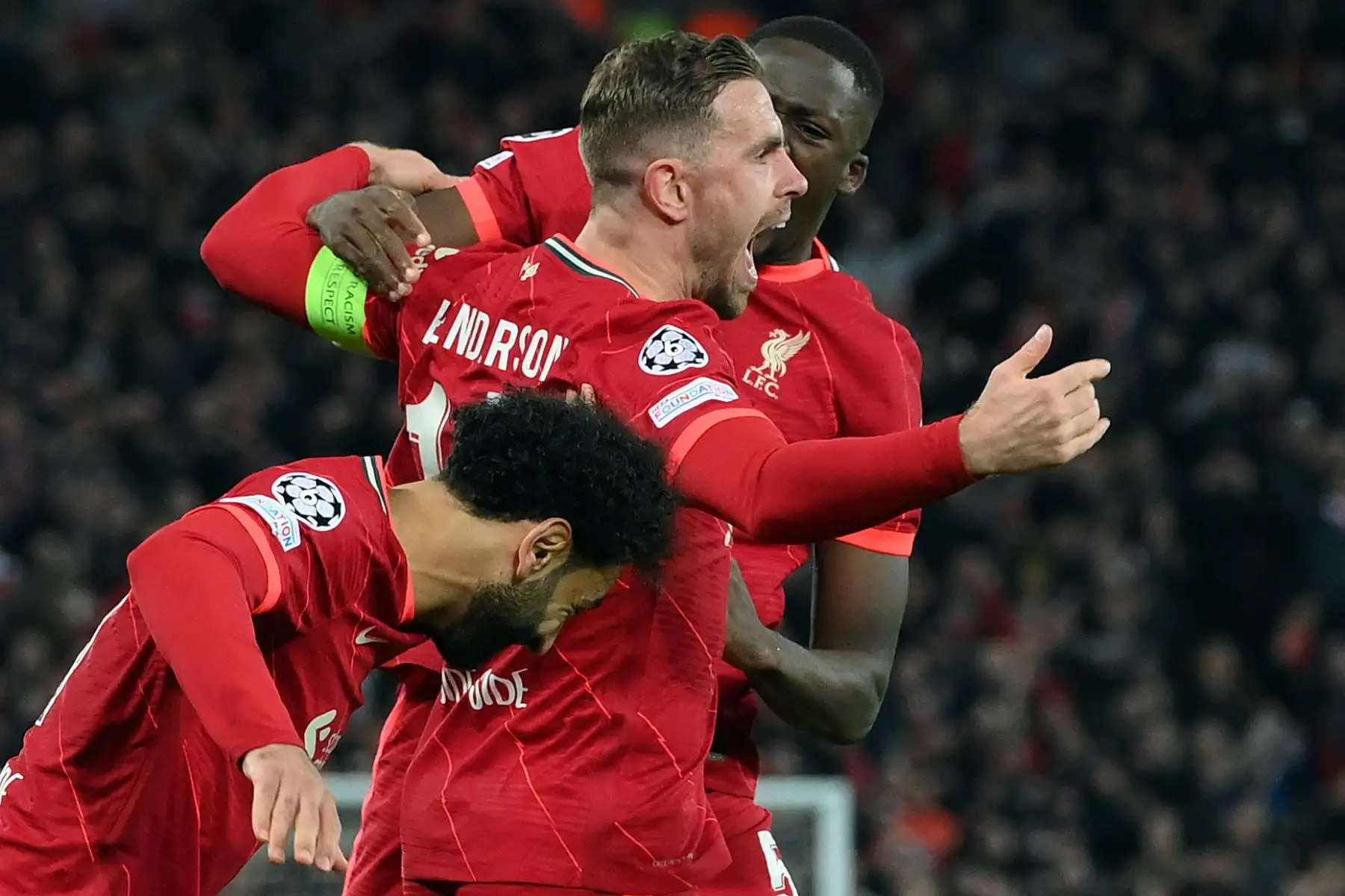 El centrocampista inglés del Liverpool, Jordan Henderson, celebra con sus compañeros después de marcar un gol durante el partido de ida de la semifinal de la Liga de Campeones de la UEFA entre Liverpool y Villarreal. Foto: AFP