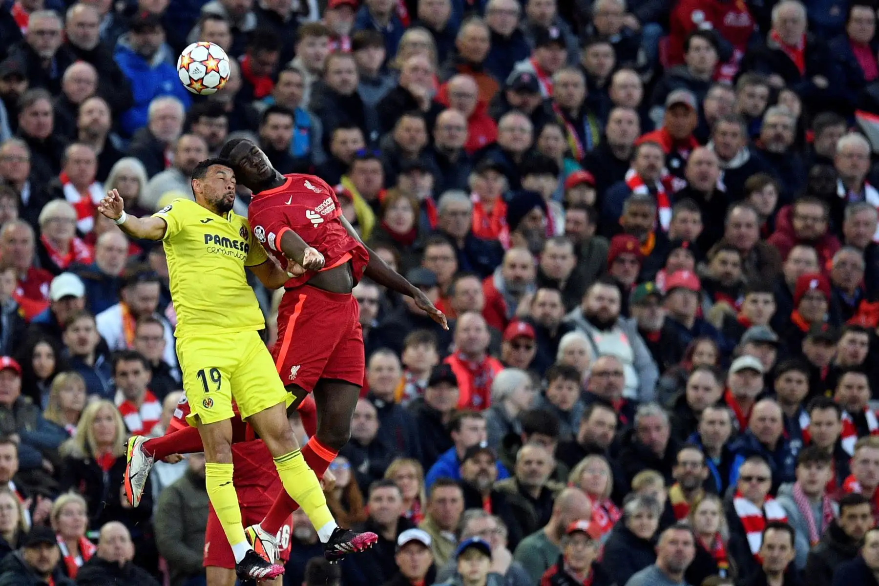 El centrocampista francés del Villarreal, Francis Coquelin, lucha por el balón con el defensor francés del Liverpool, Ibrahima Konate, durante el partido de ida de la semifinal de la Liga de Campeones de la UEFA entre Liverpool y Villarreal, en el Estadio Anfield, en Liverpool. Foto: AFP