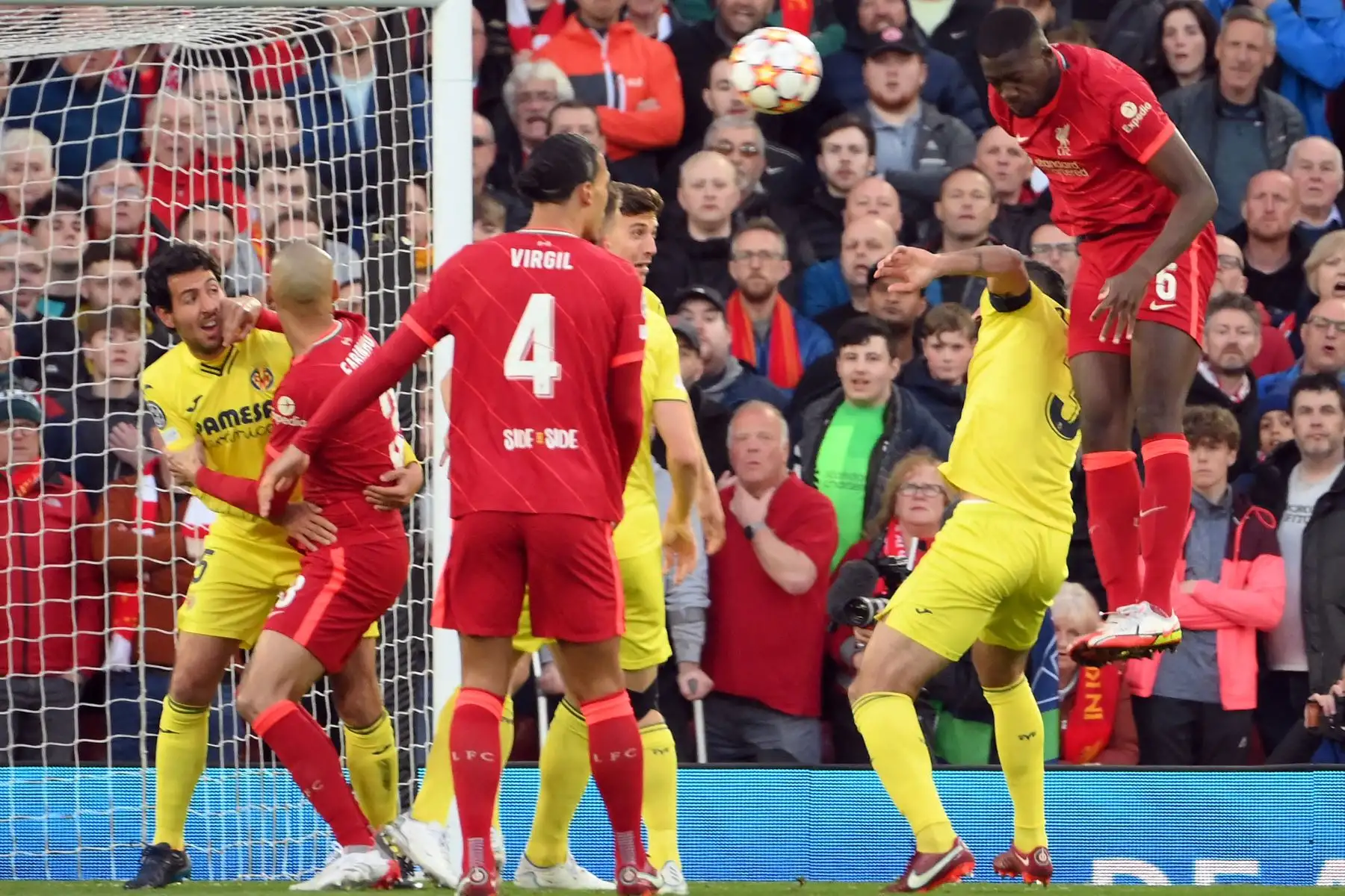 El centrocampista español del Liverpool, Thiago Alcantara, dirige el balón durante el partido de ida de la semifinal de la Liga de Campeones de la UEFA entre Liverpool y Villarreal. Foto: AFP