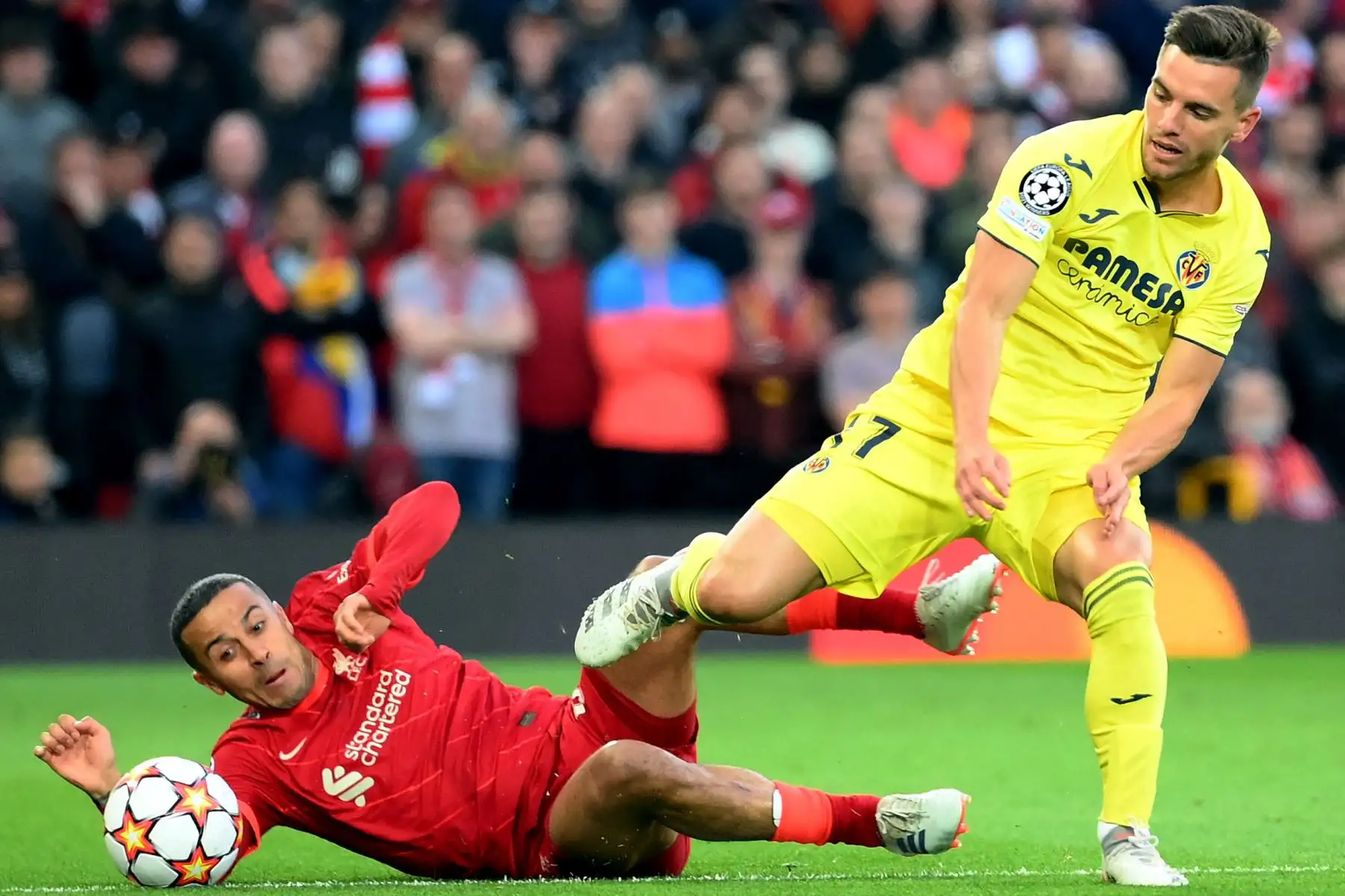 El mediocampista español del Liverpool, Thiago Alcantara, lucha por el balón con el mediocampista argentino del Villarreal, Giovani Lo Celso, durante el partido de ida de la semifinal de la Liga de Campeones de la UEFA entre el Liverpool y el Villarreal. Foto: AFP