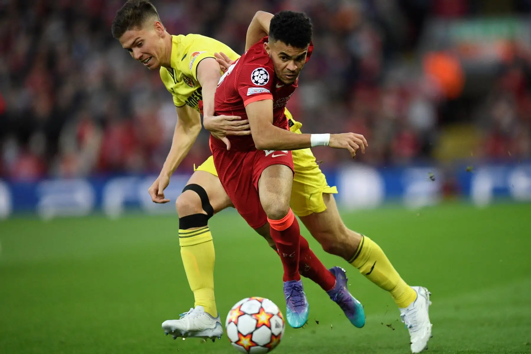 El defensor argentino del Villarreal, Juan Foyth, lucha por el balón con el mediocampista colombiano del Liverpool, Luis Díaz, durante el partido de ida de la semifinal de la Liga de Campeones de la UEFA entre Liverpool y Villarreal. Foto: AFP