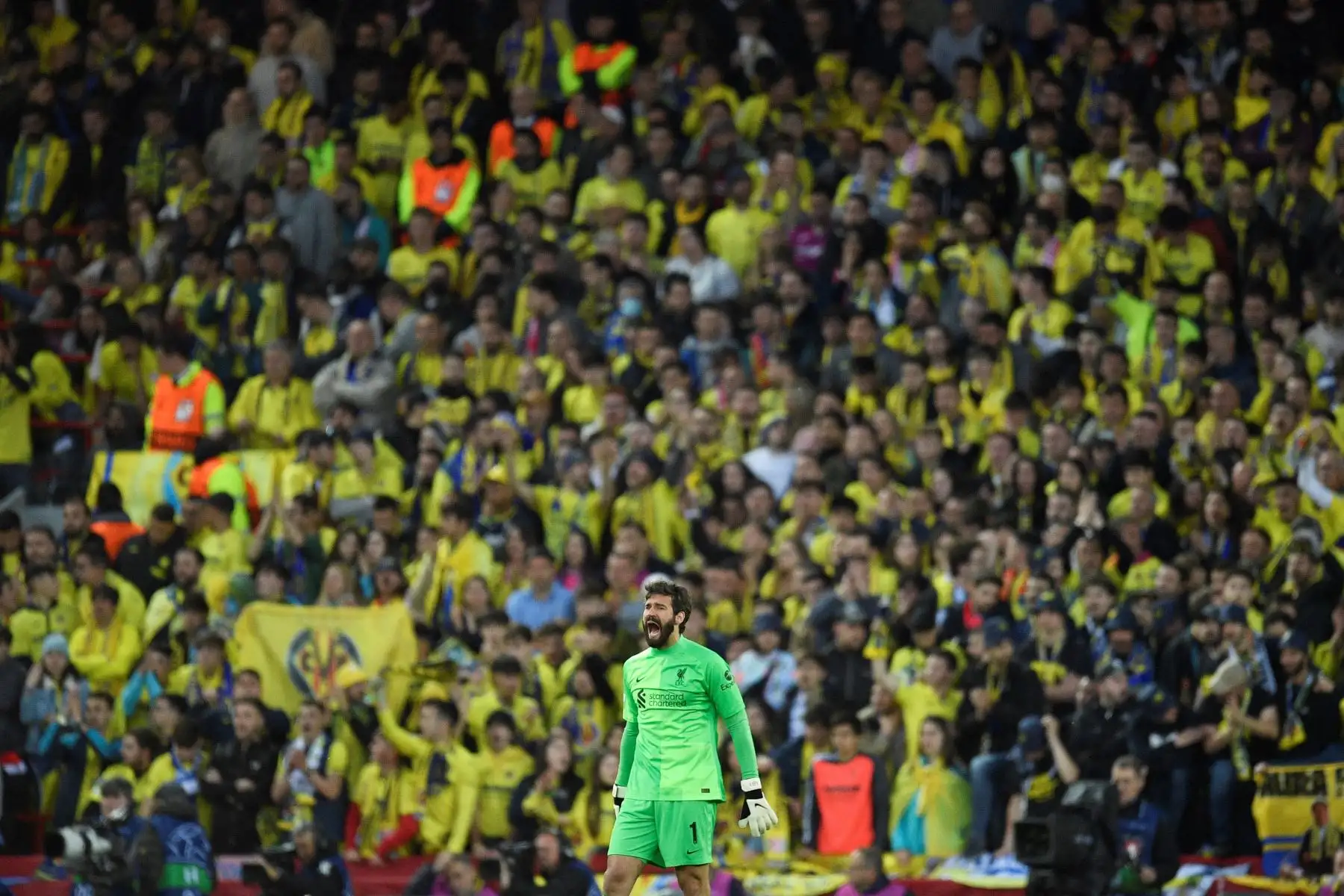 El portero brasileño del Liverpool, Alisson Becker, reacciona durante el partido de ida de la semifinal de la Liga de Campeones de la UEFA entre Liverpool y Villarreal. Foto: AFP