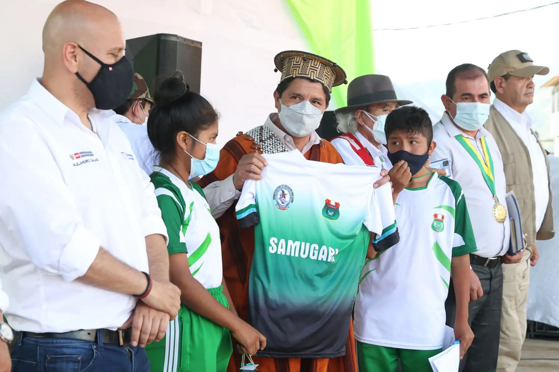 El presidente Pedro Castillo, junto con ministros de Estado, sostiene un encuentro con la población de Samugari, región Ayacucho.Foto: ANDINA/Prensa Presidencia