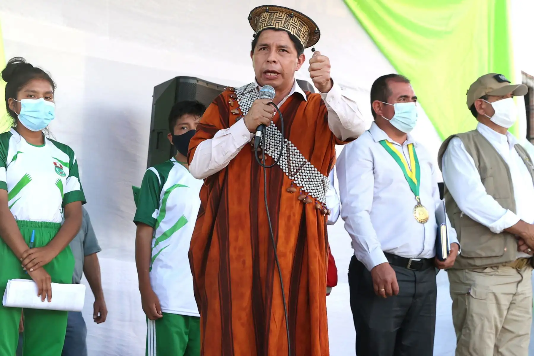 El presidente Pedro Castillo, junto con ministros de Estado, sostiene un encuentro con la población de Samugari, región Ayacucho.Foto: ANDINA/Prensa Presidencia