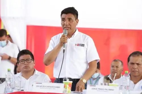 Ministro de Desarrollo Agrario y Riego, Óscar Zea, anuncia más créditos a tasas preferenciales para los pequeños productores, en el VII Consejo de Ministros Descentralizado realizado en Ayacucho. Foto: Cortesía.