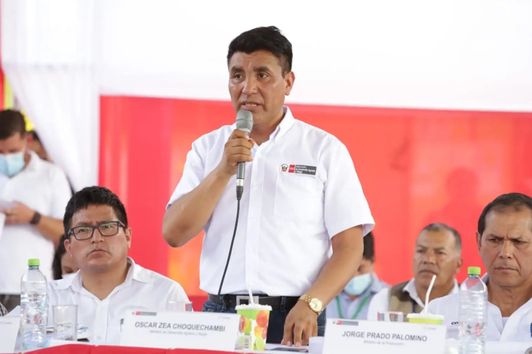 Ministro de Desarrollo Agrario y Riego, Óscar Zea, anuncia más créditos a tasas preferenciales para los pequeños productores, en el VII Consejo de Ministros Descentralizado realizado en Ayacucho. Foto: Cortesía.