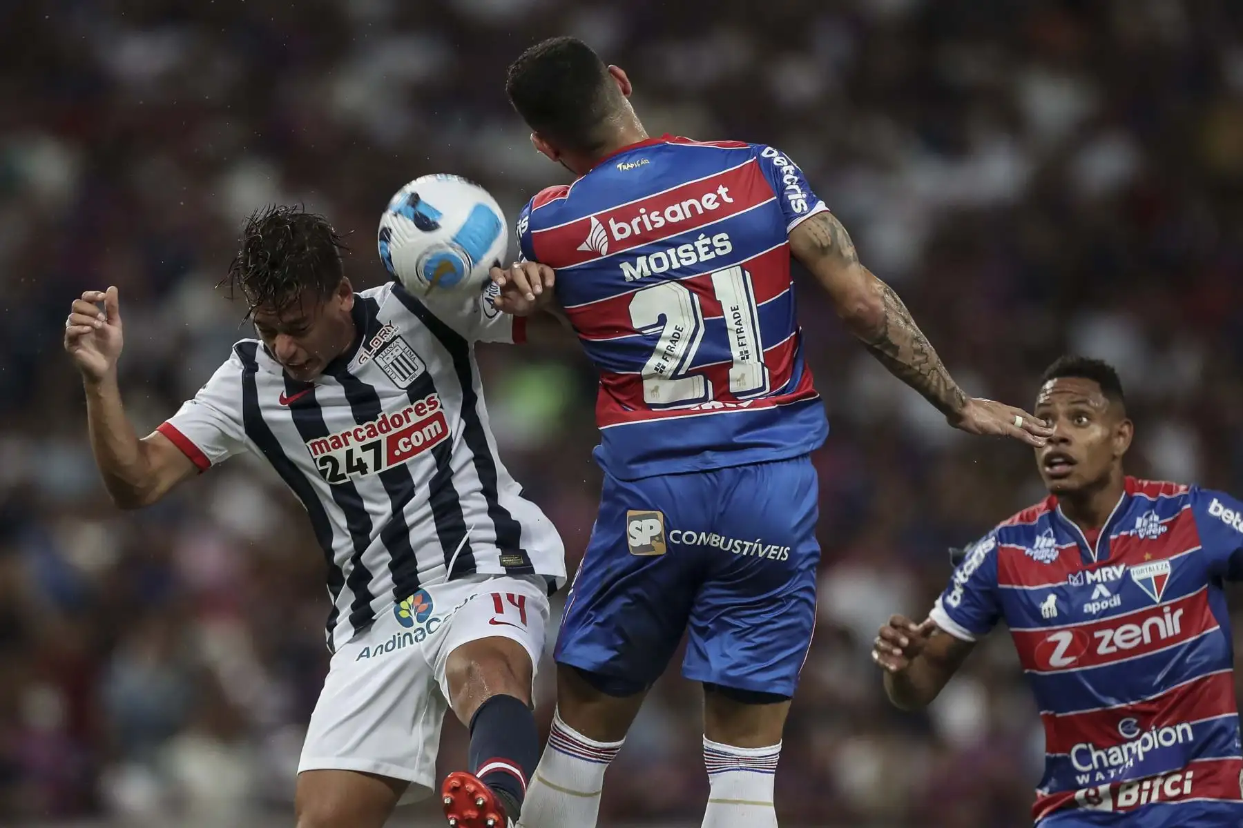 Moises de Fortaleza disputa un balón con Cristian Benavente Bristol de Alianza hoy, en un partido de la Copa Libertadores entre Fortaleza y Alianza Lima en el estadio Castelao en Fortaleza (Brasil). Foto: EFE