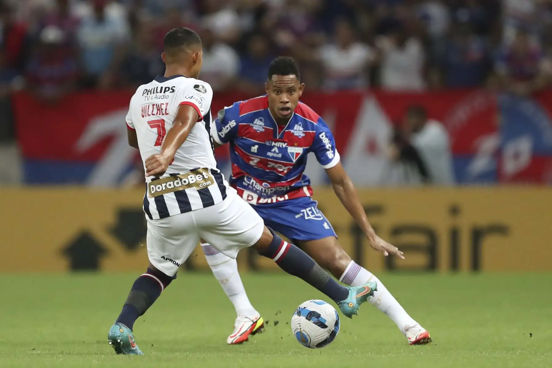 Matheus de Fortaleza disputa un balón con Pablo Lavandeira de Alianza hoy, en un partido de la Copa Libertadores entre Fortaleza y Alianza Lima en el estadio Castelao en Fortaleza (Brasil). Foto: EFE