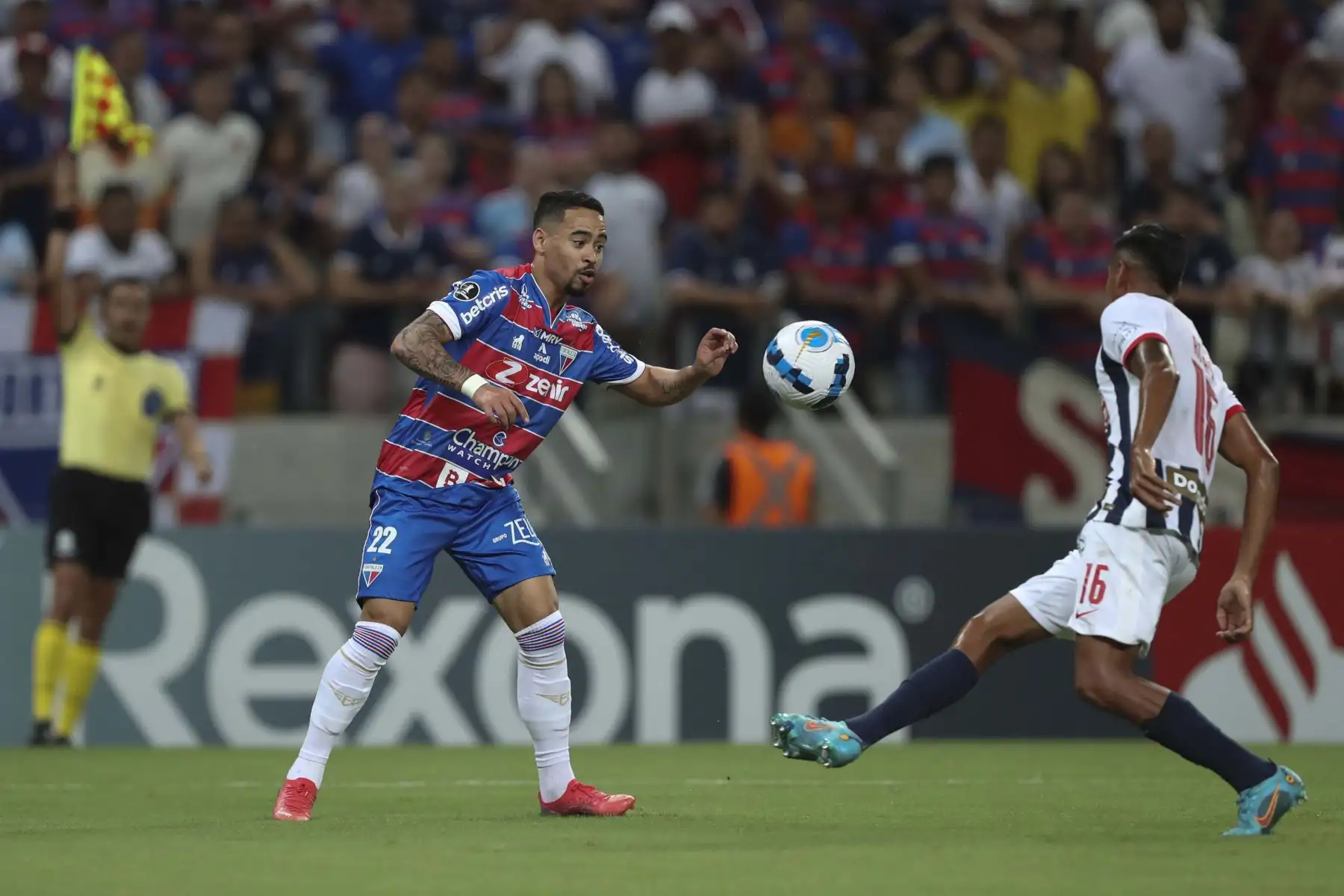 Pikachu de Fortaleza disputa un balón con Fabio Rojas de Alianza hoy, en un partido de la Copa Libertadores entre Fortaleza y Alianza Lima en el estadio Castelao en Fortaleza (Brasil). Foto: EFE