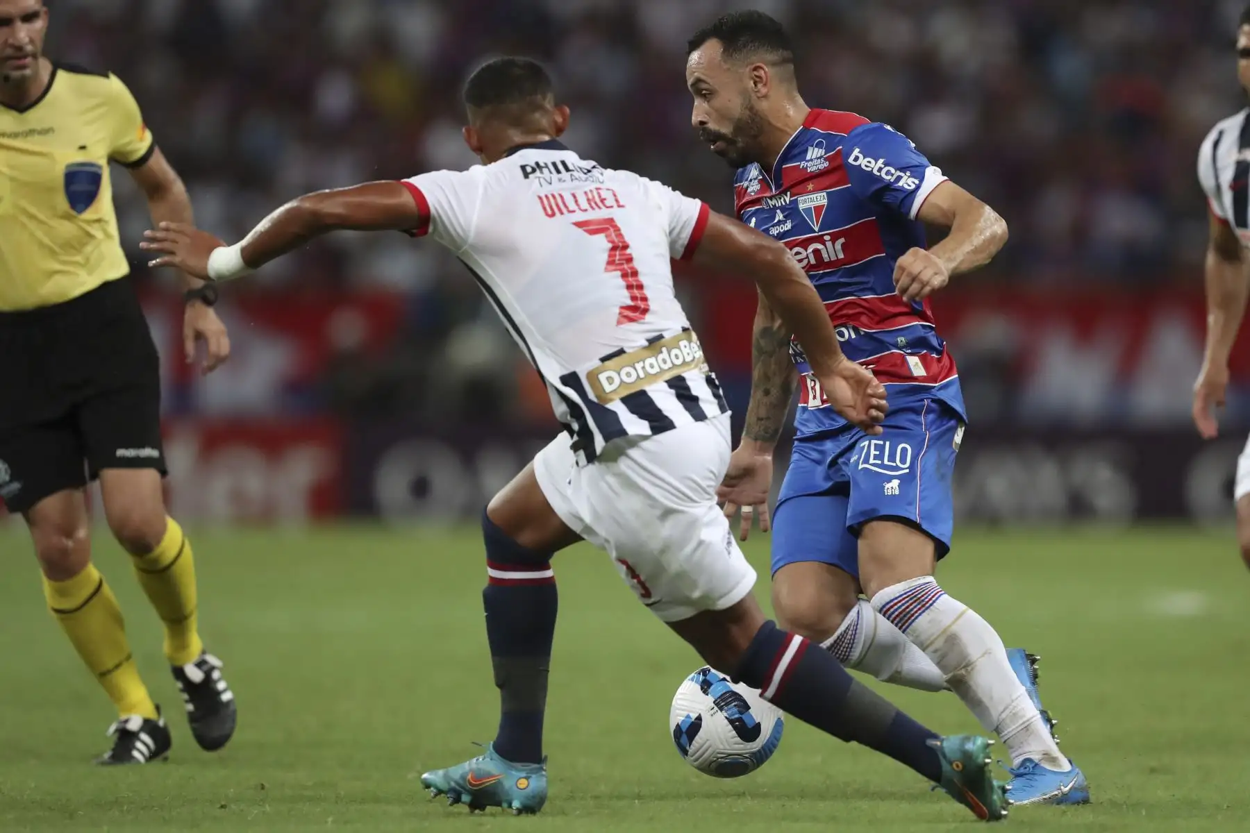 Moises de Fortaleza disputa un balón con Yordi Eduardo Vílchez de Alianza hoy, en un partido de la Copa Libertadores entre Fortaleza y Alianza Lima en el estadio Castelao en Fortaleza (Brasil). Foto: EFE