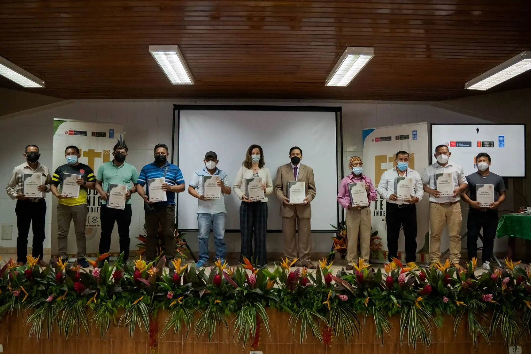 El Ministerio de Energía y Minas (Minem) y las federaciones indígenas de la Amazonía recibieron del PNUD, el Estudio Técnico Independiente (ETI) del Lote 8. Foto: cortesía.