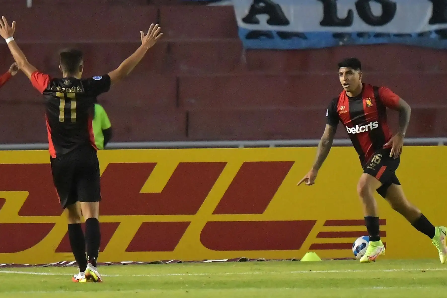 Luis Iberico de Melgar, celebra después de anotar un gol contra Racing de Argentina durante su partido de fútbol de la fase de grupos de la Copa Sudamericana en el estadio Monumental de la UNSA en Arequipa. Foto: AFP