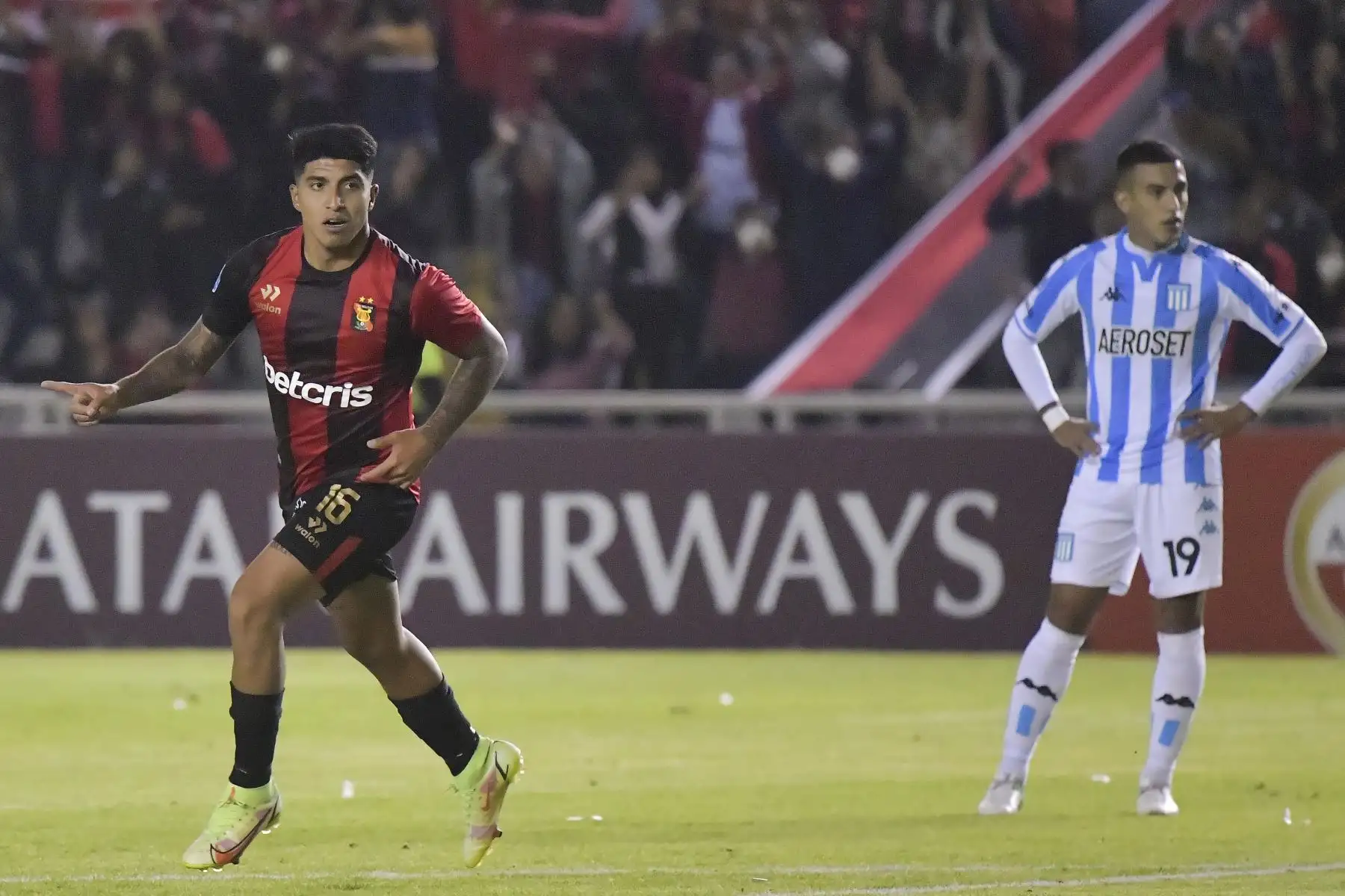 Luis Iberico de Melgar, celebra después de marcar un gol contra Racing de Argentina durante su partido de fútbol de la fase de grupos de la Copa Sudamericana en el estadio Monumental de la UNSA. Foto: AFP