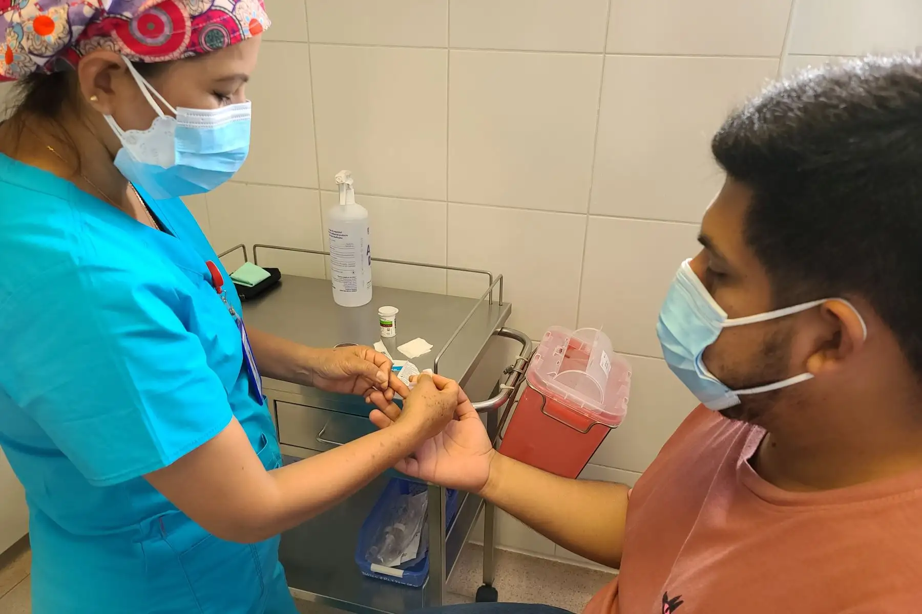 Los pacientes diabéticos pueden aprender a controlar por sí mismos los niveles de glucosa en la sangra. Foto: ANDINA/Difusión